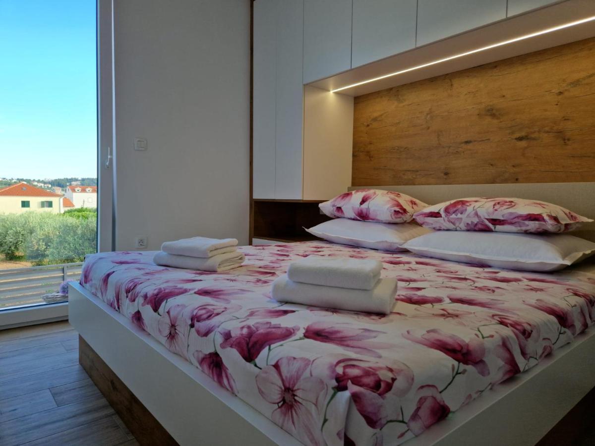 Apartman Marcelina 1 With Private Pool Трогир Экстерьер фото